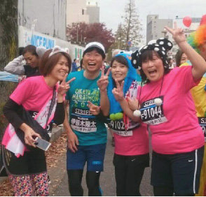 万倍の里のスタッフで参加した岡山マラソン。伊原岡山県知事と写真撮影